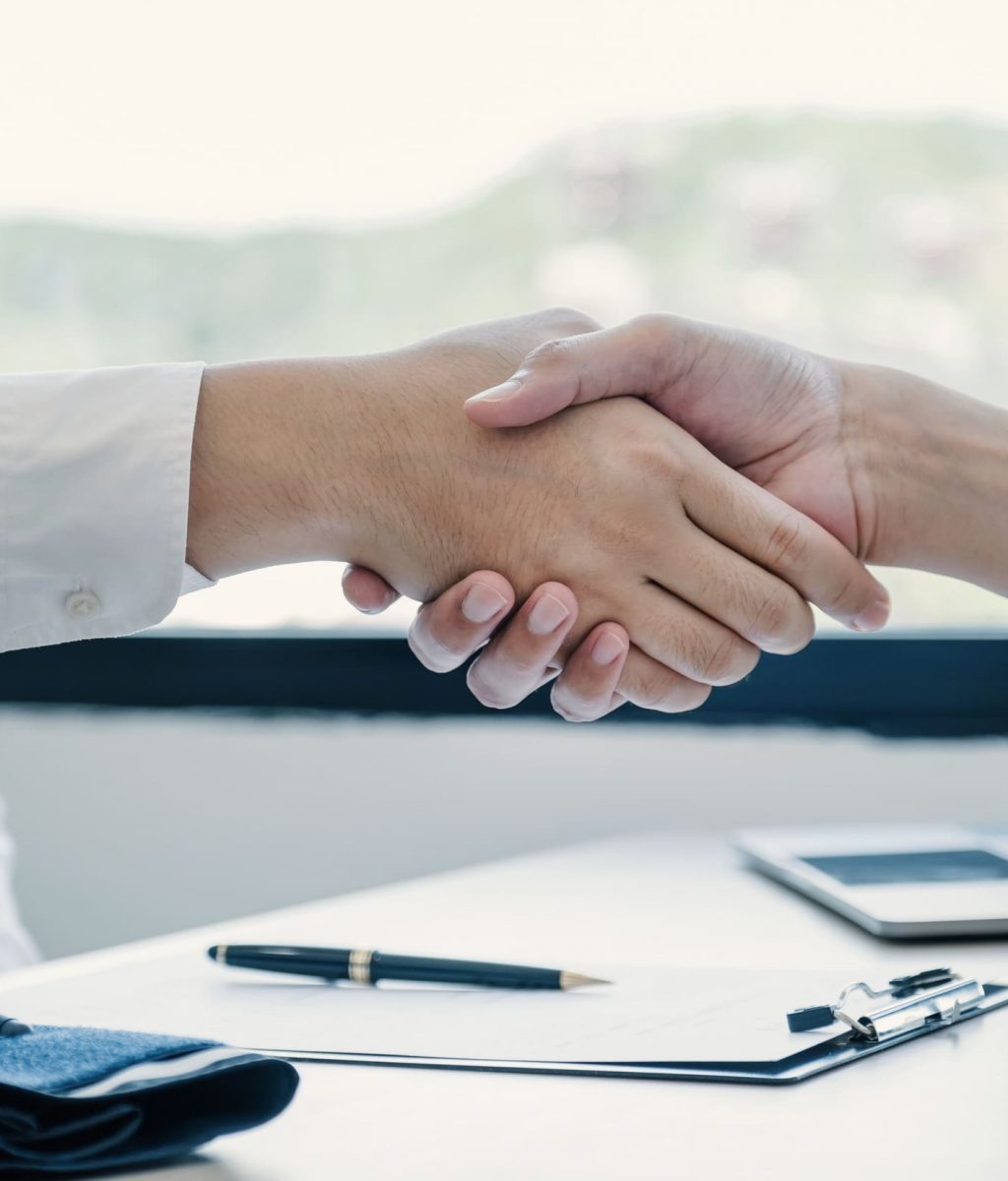 handshake-after-doctor-explained-the-surgery-procedures